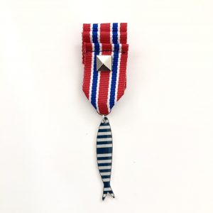 Spilla "La sardina al valore" nastro rosso