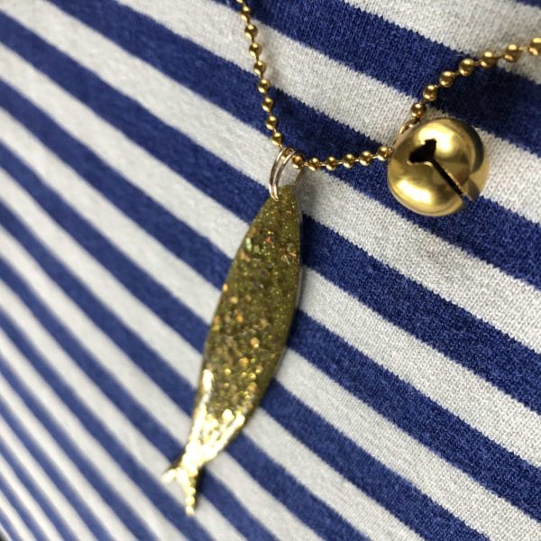 Collana "la Sardina" glitter oro  in metallo con sonaglio porta fortuna - immagine 2