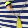Collana "la Sardina" gialla in metallo con galleggiante - immagine 3