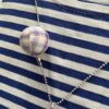Collana "la Sardina" rosa con pallina in tessuto - immagine 3