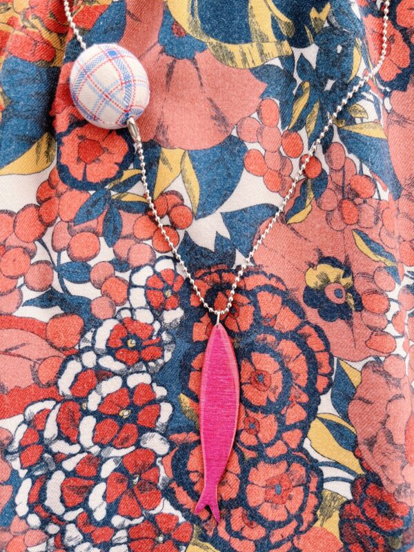 Collana "la Sardina" rosa con pallina in tessuto - immagine 2