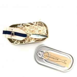 Spilla "La sardina al valore" nastro blu e sardina vera