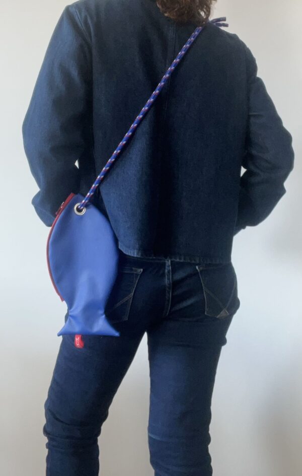 Pesce pochette "the fish STRING" blu con cima rosso/blu - immagine 2