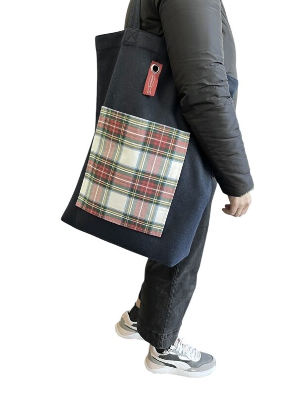 Borsa "La sportina" big size Lana blu e tartan base bianca - immagine 2